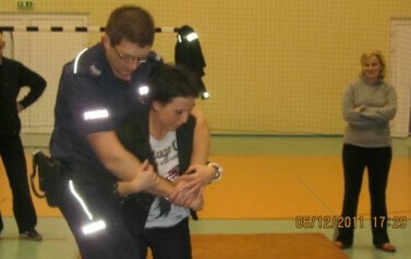 Pokaz samoobrony na hali sportowej - 06.12.2011 r.  8