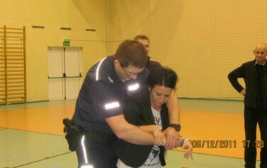 Pokaz samoobrony na hali sportowej - 06.12.2011 r.  9