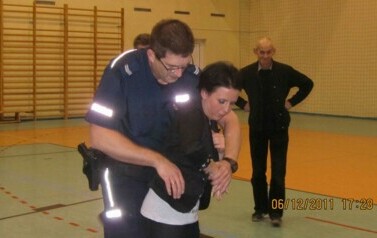 Pokaz samoobrony na hali sportowej - 06.12.2011 r.  10